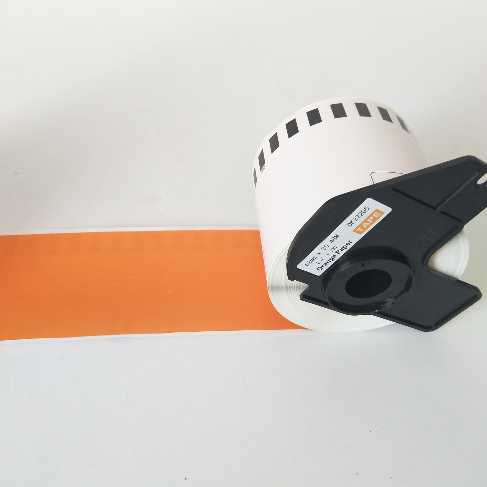 Taśma do Brother DK-22205 czarny nadruk na pomarańczowym tle, 62mm x 30,48 metrów na rolce